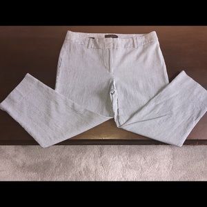 SALE 2/$20🛍 Navy/white seersucker striped capri’s